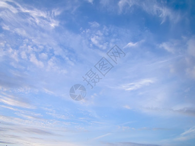 蓝色的夏日天空白云自然背景图片
