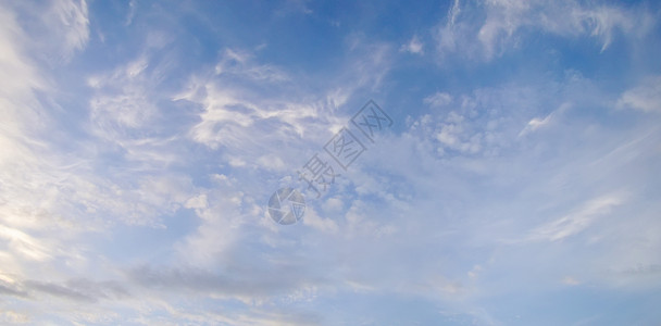 蓝色的夏日天空白云自然背景背景图片