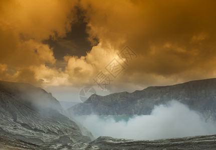位于伊温火山雅瓦因多尼西亚火山弹坑中的硫酸湖高清图片