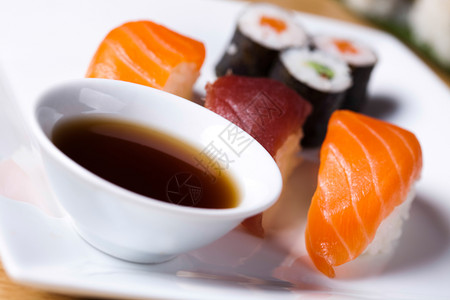 三文鱼寿司卷图片