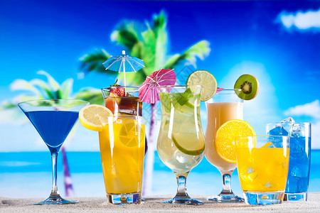 热带鸡尾酒酒精饮料海滩背景自然色彩多的音调背景
