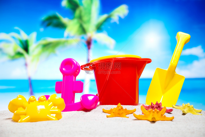沙滩玩具生动多彩的气氛图片