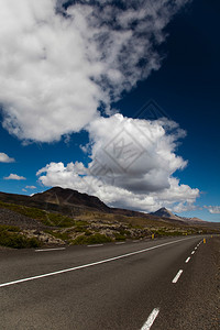 风景道路和岩石山地图片