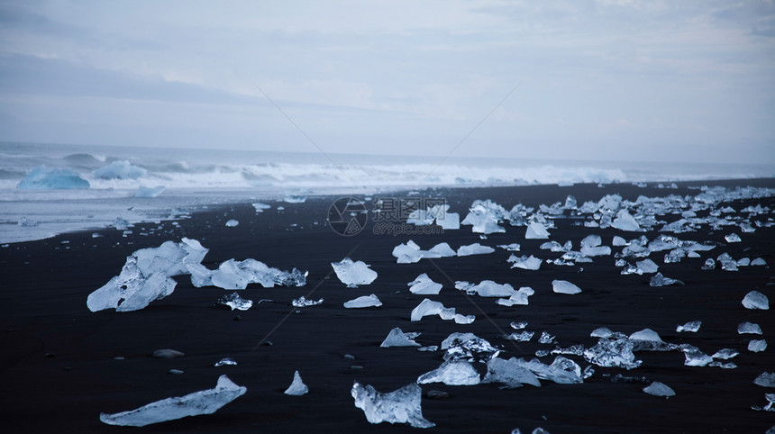 冰湖原明亮多彩的生动主题图片