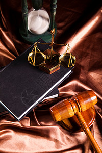 司法尺度手拿和律书籍图片