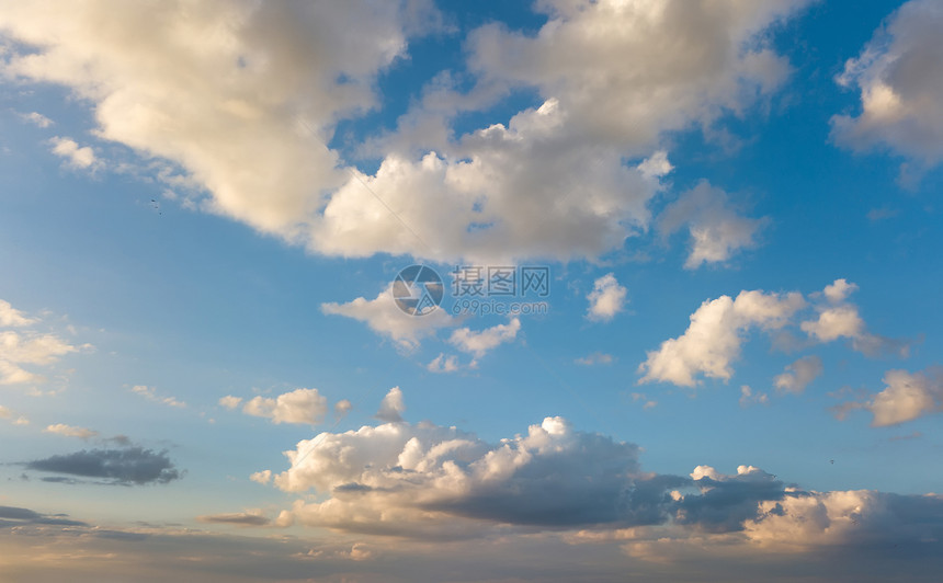 阳光明媚的夏天云彩蓝的美丽背景照片来自无人机蓝天与白云阳光明媚的一天无人机的空中全景图片