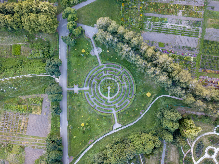 飞机下面的公园圆形花迷宫图片