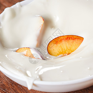 新鲜的自制酸奶早餐在木质背景的陶瓷白碗里配有水果片新鲜酸奶的陶瓷碗里配有新鲜的酸奶背景图片