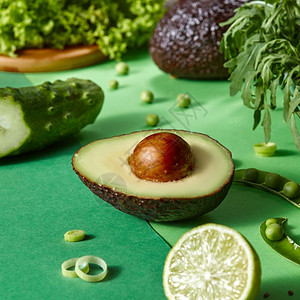 新鲜的有机绿色蔬菜一半的鳄梨石灰黄瓜图片