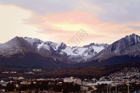 后座有雪山的房屋景象在我们怀亚帕塔哥尼阿根廷高清图片