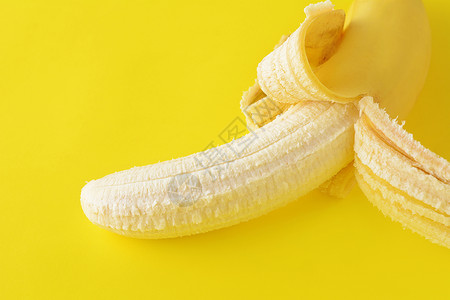 上方视图黄色背景上的香蕉皮治疗概念图片