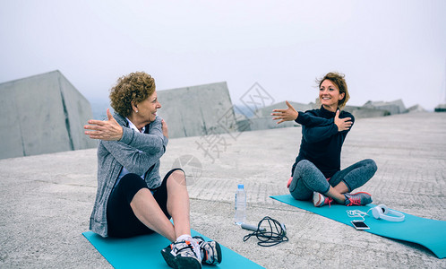 女人和教练一起在码头锻炼图片