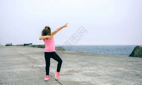 小女孩在海边码头户外跳舞小女孩在户外跳舞图片