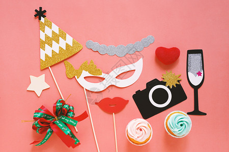 彩色背景上可爱的派对道具和蛋糕快乐的新年派对庆祝活动图片