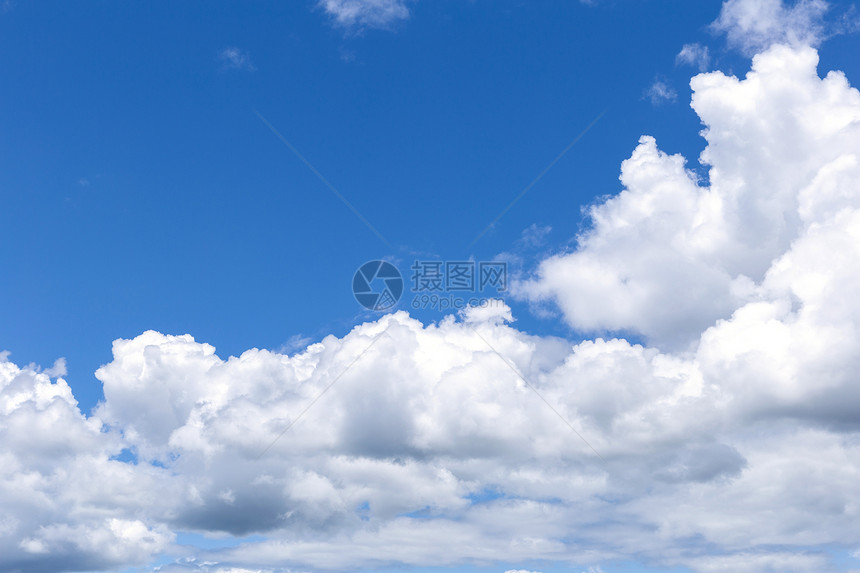 蓝色天空背景白云阳光明媚的夏日或春雨云图片