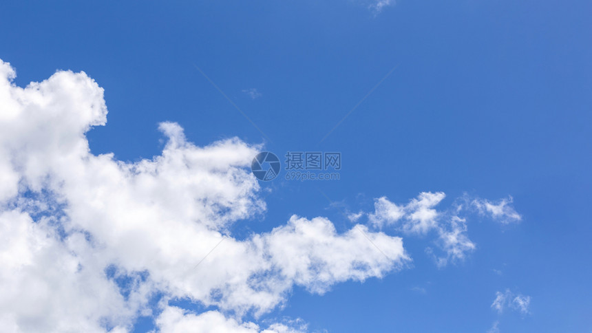 蓝色天空背景白云阳光明媚的夏日或春雨云图片