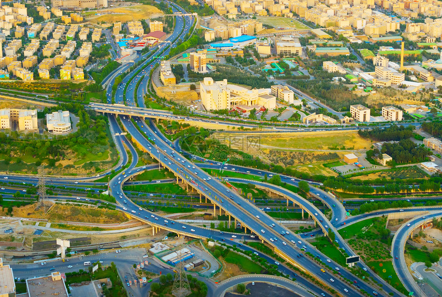 大高速公路的空中视图横越TehranI图片