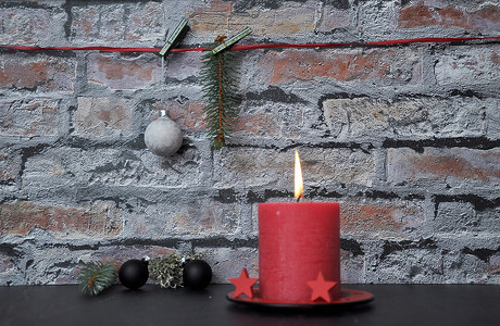 在砖墙前烧燃蜡烛和圣诞节装饰图片