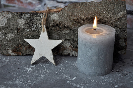 水泥上燃烧的蜡烛星和木板图片