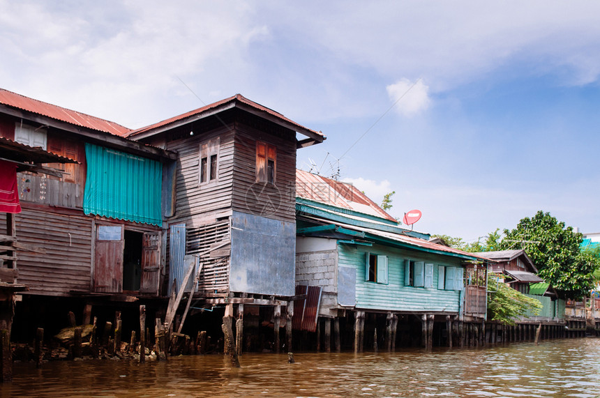 2013年4月日BangkoThailnd沿Bangkoyai运河或Klongua的bko木屋图片