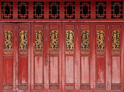 红色的旧木制人折叠门高清图片