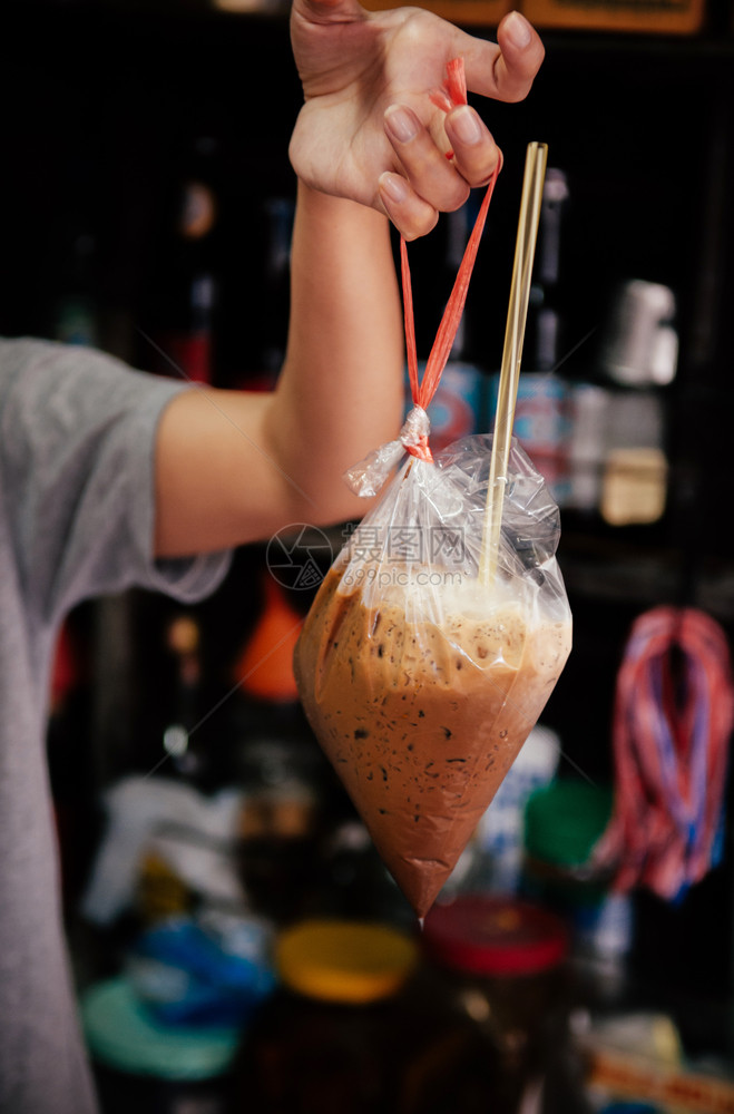 Thai传统冰咖啡在Bangko街头咖啡摊的塑料袋中冰咖啡图片