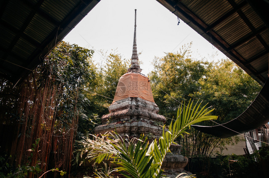 古老的圣塔在泰佛教寺庙图片