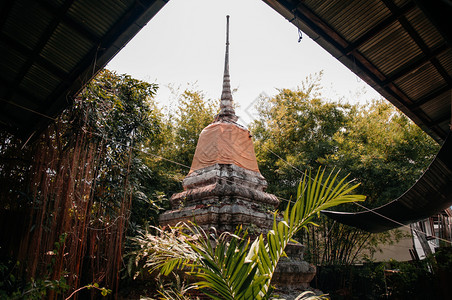 古老的圣塔在泰佛教寺庙图片