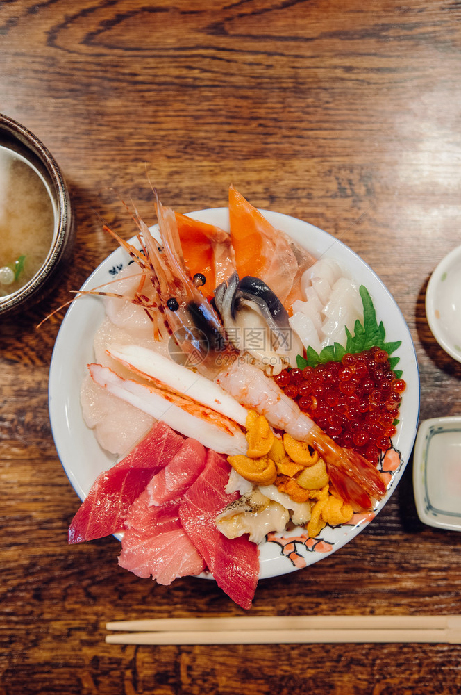 木桌上的海鲜日式料理图片