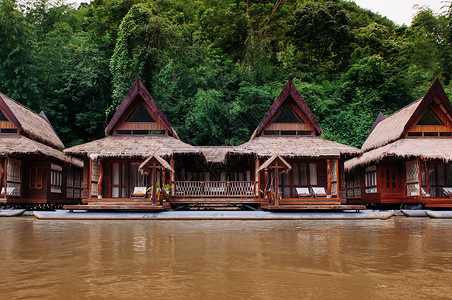 泰国北碧府西郁的桂河木筏屋高清图片