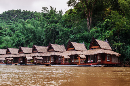 泰国北碧府西郁的桂河木筏屋图片