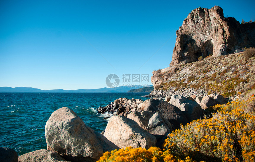 美丽的山洞岩和黄色的塔霍湖阳光明媚的夏日图片