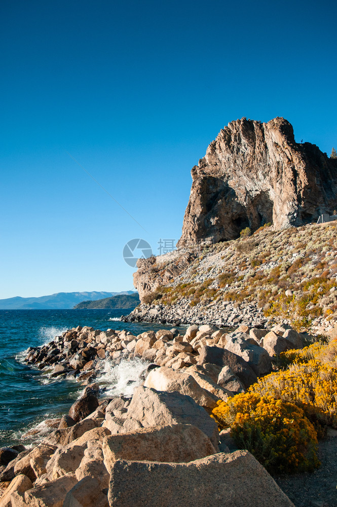 美丽的山洞岩和黄色的塔霍湖阳光明媚的夏日图片