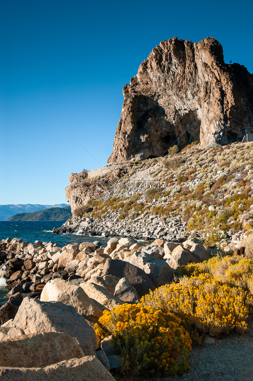 美丽的山洞岩和黄色的塔霍湖阳光明媚的夏日图片