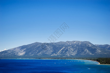 浩坤湖绿宝石湾Tahoe湖西耶拉内瓦达山脉中卡利弗罗尼亚淡水湖背景