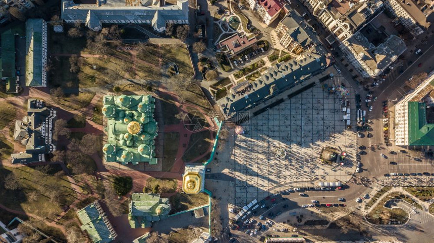 2018年春天阳光明媚的天日索菲亚大教堂的顶层景象广场上有很多人被东方鸡蛋装饰图片