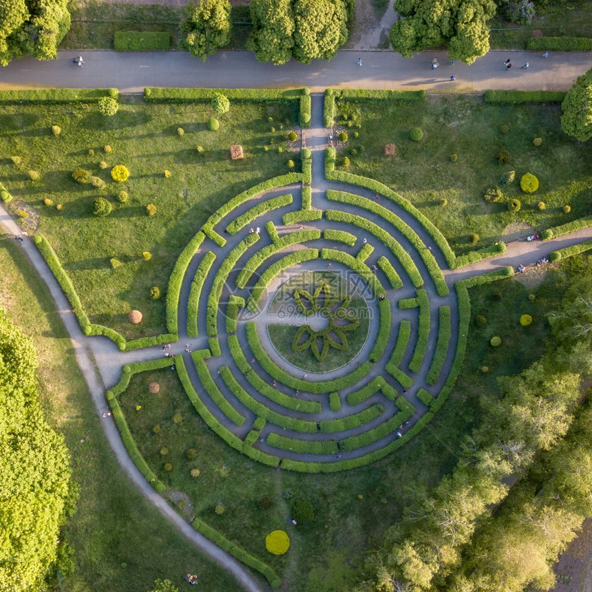 无人驾驶飞机空中查看花园的自然迷宫图片