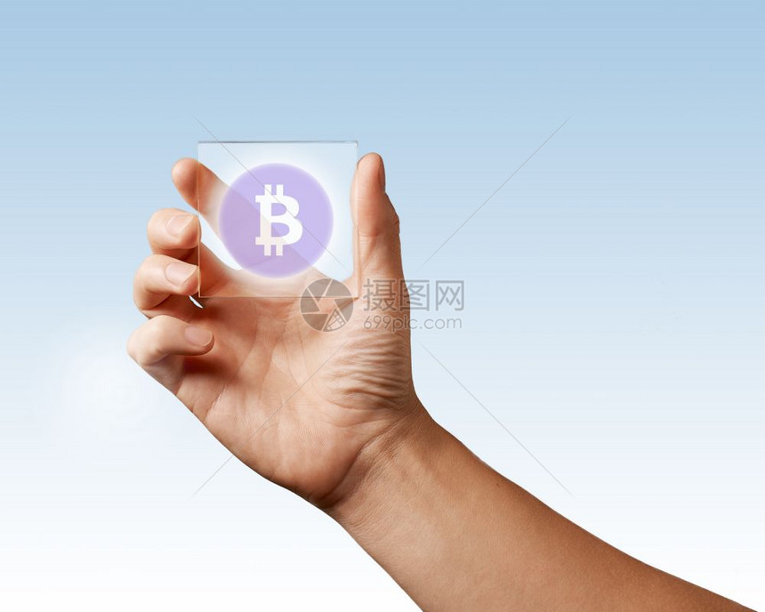 透明数字屏幕由男手持蓝色背景上有比特币图标商业技术和加密货币概念man手持有透明的数字屏幕比特币图标ns蓝色背景图片