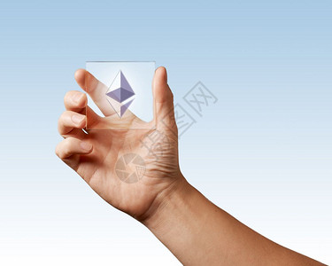 对等网络数字屏幕上的Eethruman手握着蓝色背景的Eethrum数字屏幕上的Eperum图标密码货币市场技术和加密货币的概念图像数字背景