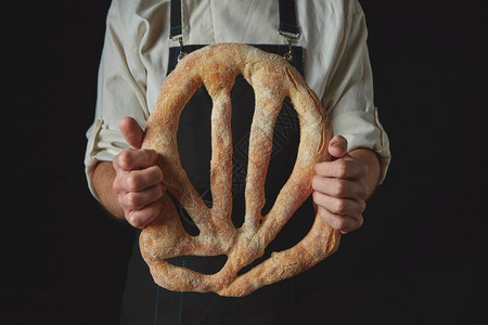 面包师和手握粉包背景图片
