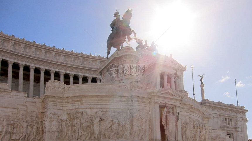 著名的vitorna与巨大的马术雕像国王维托里奥伊曼纽尔国王在罗马的纪念碑意大利图片