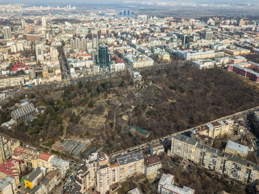 植物园和Shevcnko大学在阳光明媚的春日全景图片