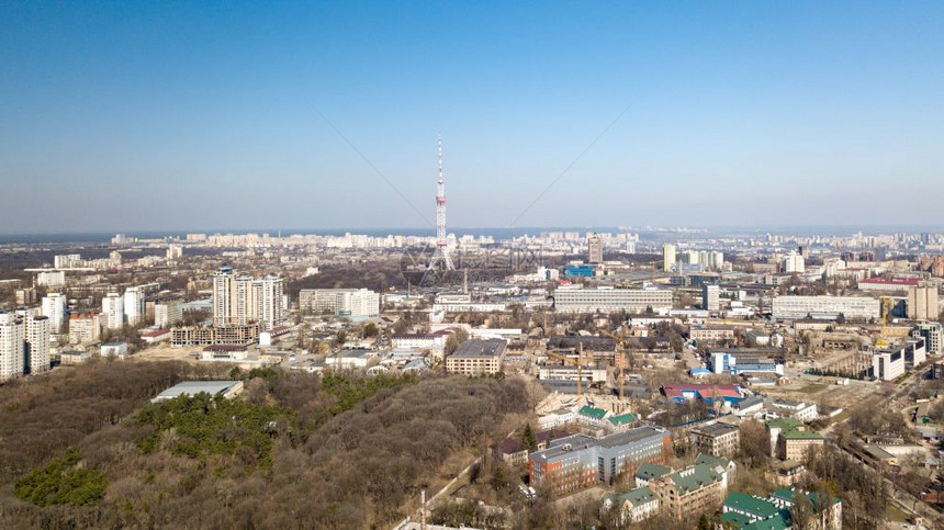 从空中拍摄无人驾驶影由现代房屋和公园Kievukraine空中观视的Kiev市全景图片