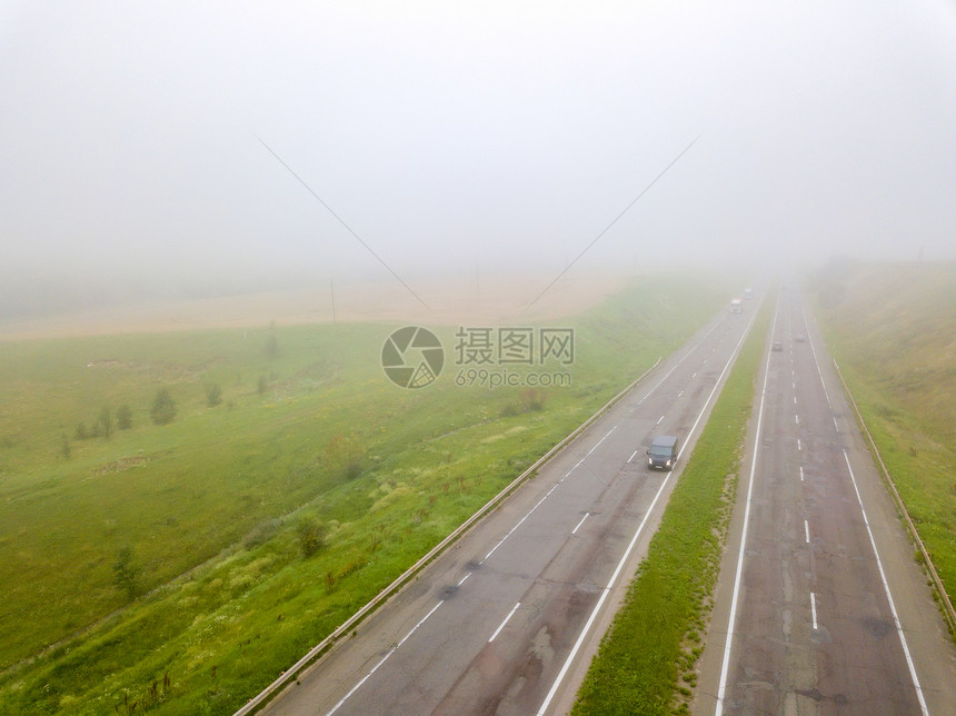 无人机航拍的高速公路乡村田野视图图片