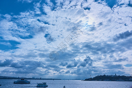 马尔马拉海美丽的天空白云海船地平线上的伊坦布尔城美丽的天空海和城市的景象背景