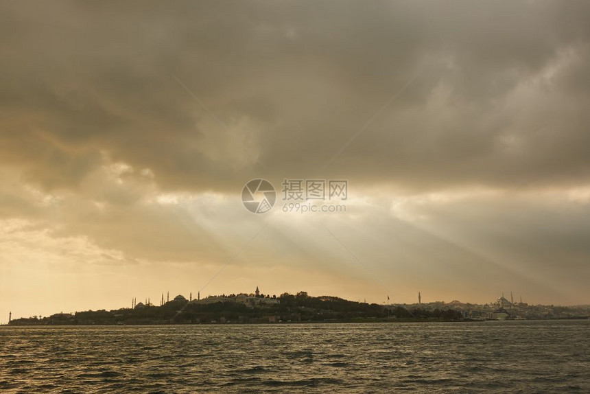 一个和平的海滩场景强烈的太阳光照耀着云彩望伊斯坦布尔图片