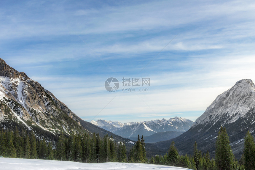 冬季阿尔卑斯山高风景12月在奥斯特里亚的厄尔瓦德图片