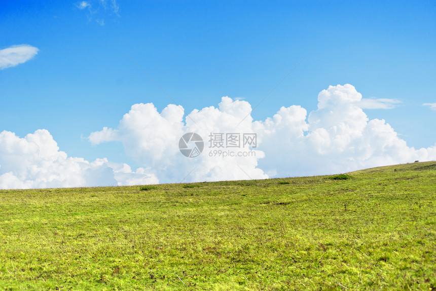 天空和广阔的草原图片