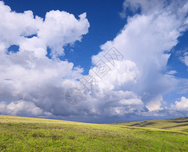 天空和草原背景图片