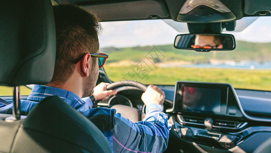 正在开车的男人图片
